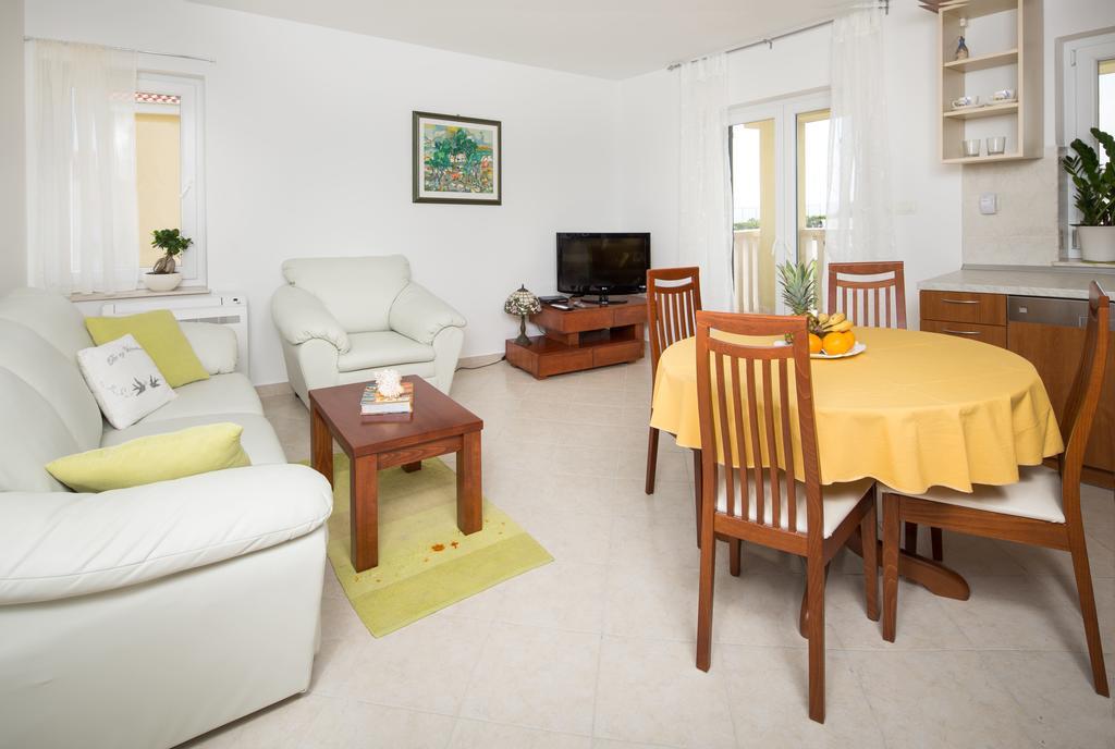 Apartment Leon Podstrana